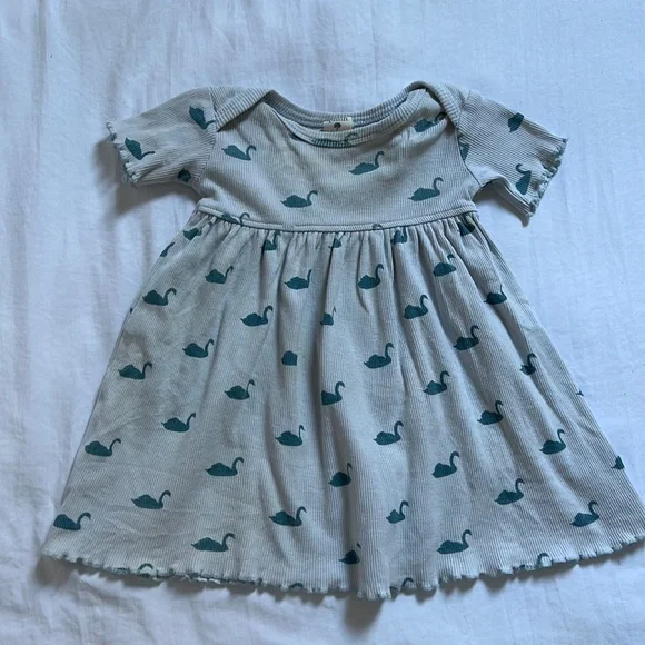 Kate Quinn swan design dress 6-12 month - Picture 1 of 7